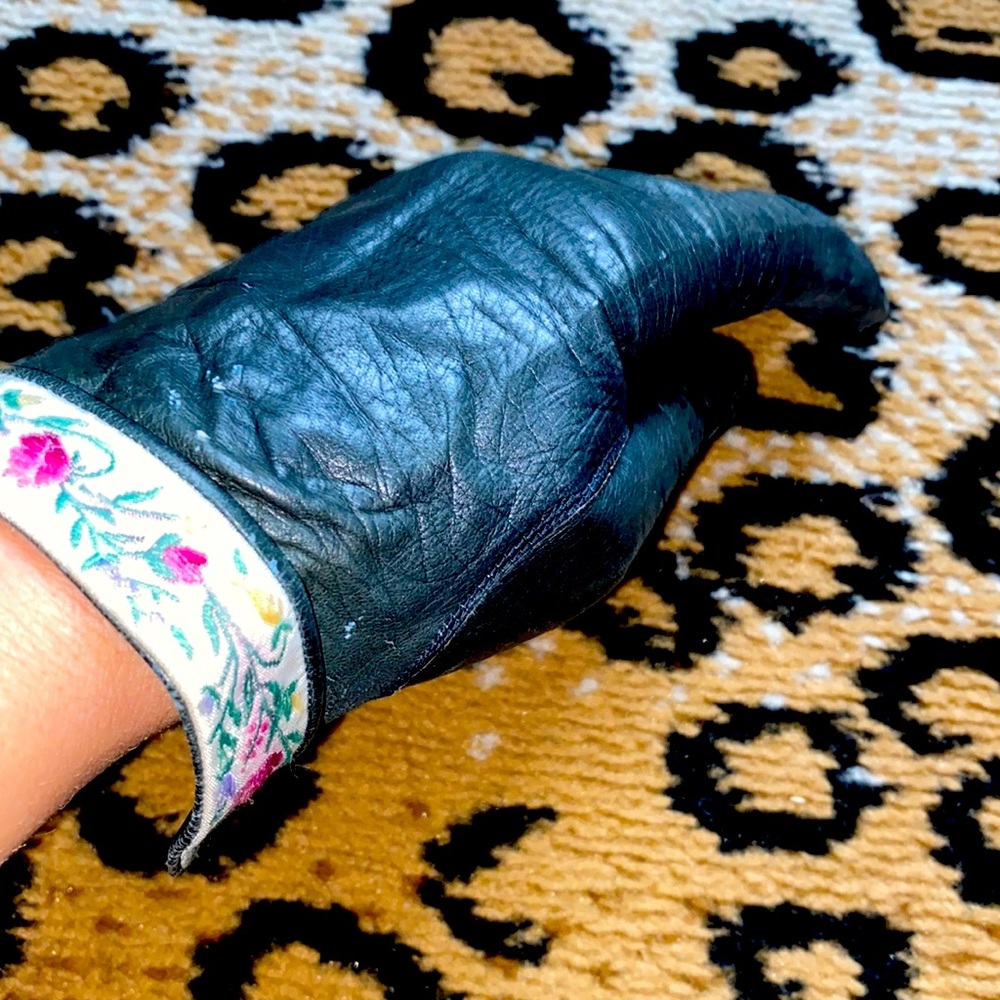 Vintage leather gloves with floral detail